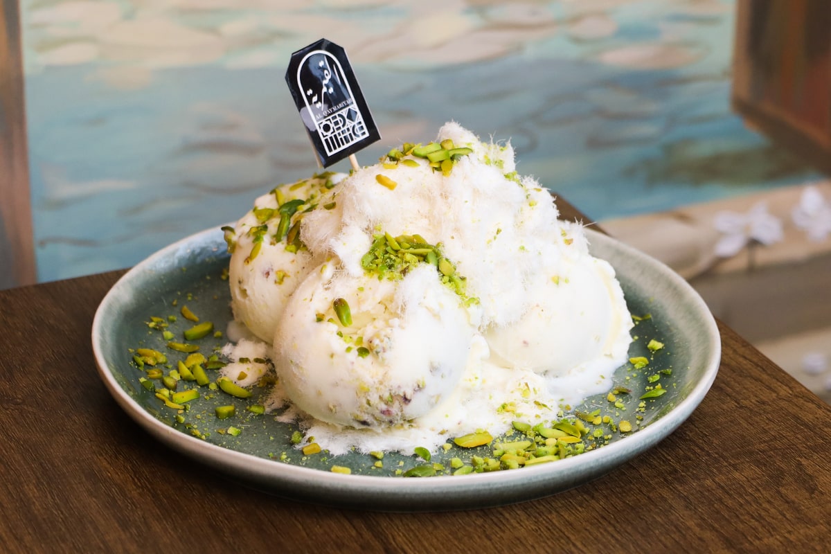 Arabic Ice Cream With Cotton Candy - بوظة عربية مع غزلة