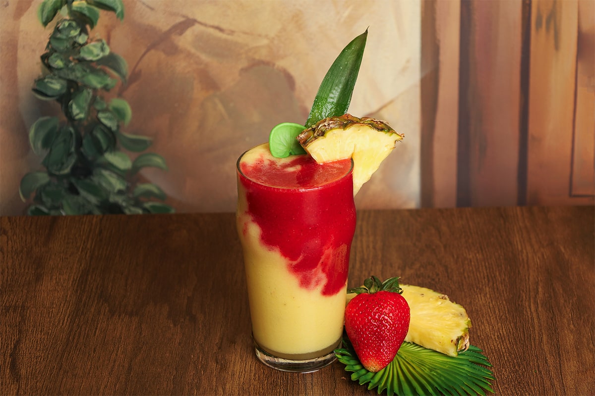 - Strawberry Pineapple Smoothie فراولة و أناناس سموذي